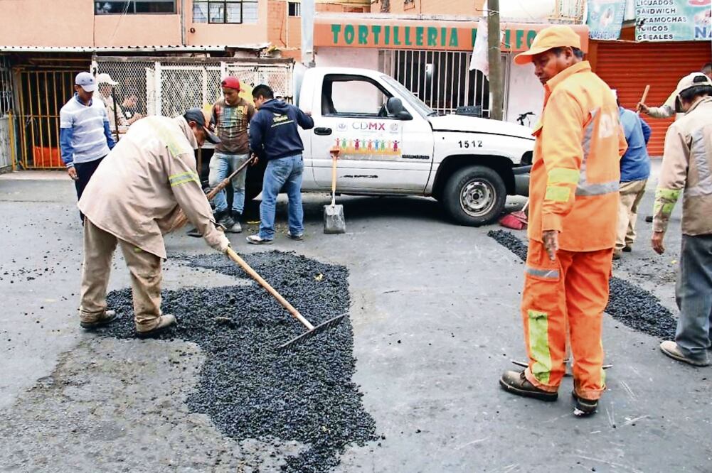 Personal de la Secretaría de Obras y Servicios de la CDMX realizando bacheos en calles de la CDMX. Foto: El Universal/ Archivo 