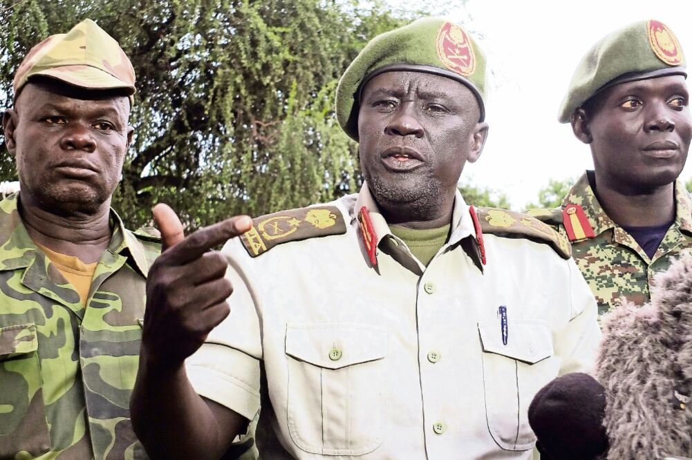 El general Dau Aturjong, de la facción opositora SPLM-IO, de Sudán del Sur, ayer durante una conferencia de prensa en Yuba, la capital del país (REUTERS)