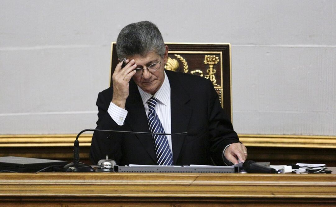 El presidente del Congreso, Henry Ramos Allup, anunció a la prensa que la directiva decidió suspender la sesión debido a la falta de quorum de los diputados opositores y oficialistas (Foto: Reuters)