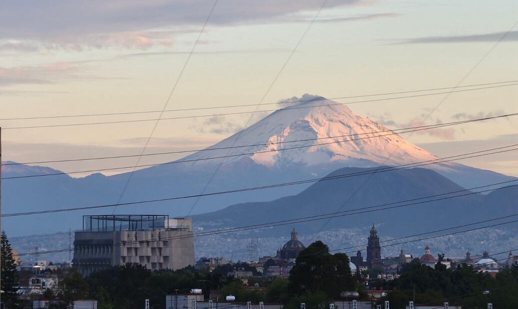 A través de redes sociales, varias personas compartieron fotografías del ‘Popo’ y el ‘Izta’ bañados de nieve debido a las bajas temperaturas, 12 de enero de 2025. Foto: Berenice Fregoso