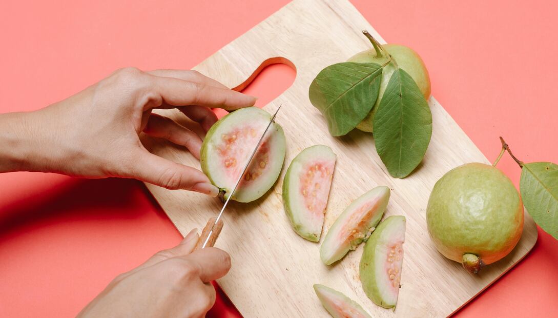 Conservar adecuadamente la guayaba ayuda a mantener su frescura y aprovechar mejor sus nutrientes. Foto: Pexels