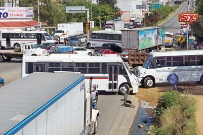 Normalistas bloquean, otra vez, cruce carretero para exigir plazas