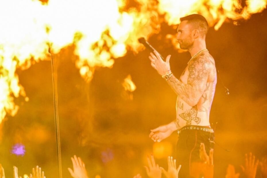 Las fotos de Adam Levine en el Super Bowl que encendieron las redes