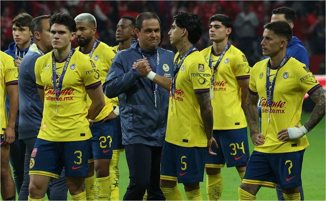 André Jardine y sus jugadores durante la premiación del Toluca. FOTO: IMAGO7