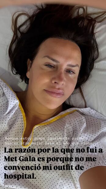 La actriz Karla Sofía Gascón en una cama de hospital. Foto: Instagram oficial.