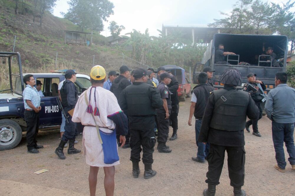 Autoridades municipales y representantes de nueve parajes analizan el retorno de algunos de los 5 mil tzotziles desplazados por el conflicto (MARÍA DE JESÚS PETERS. EL UNIVERSAL)