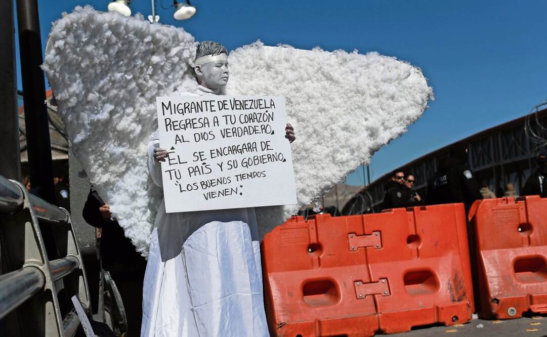 La agrupación Ángeles Mensajeros realizó una protesta en el Puente Internacional Paso del Norte. (24/01/2025) Foto: Christian Torres | El Universal