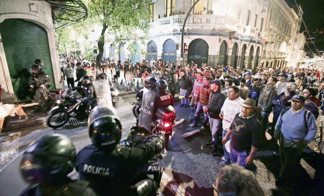 Simpatizantes de Rafael Correa marcharon ayer en la capital ecuatoriana en defensa del ex presidente, involucrado en un caso de intento de secuestro. (JOSÉ JÁCOME. EFE)