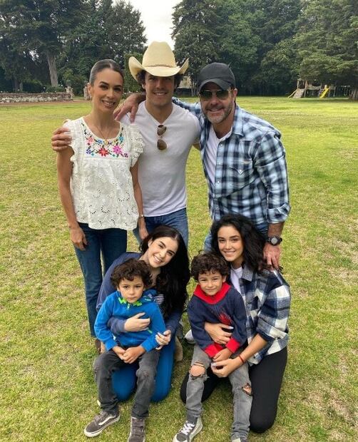 Biby Gaytán enciende las redes con look playero a sus 50 años