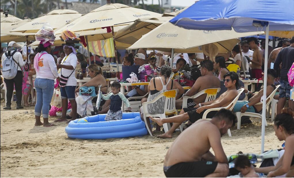 Una playa de Acapulco luce abarrotada de gente que disfruta de las vacaciones de Semana Santa, el jueves 17 de abril de 2025. Foto: EFE