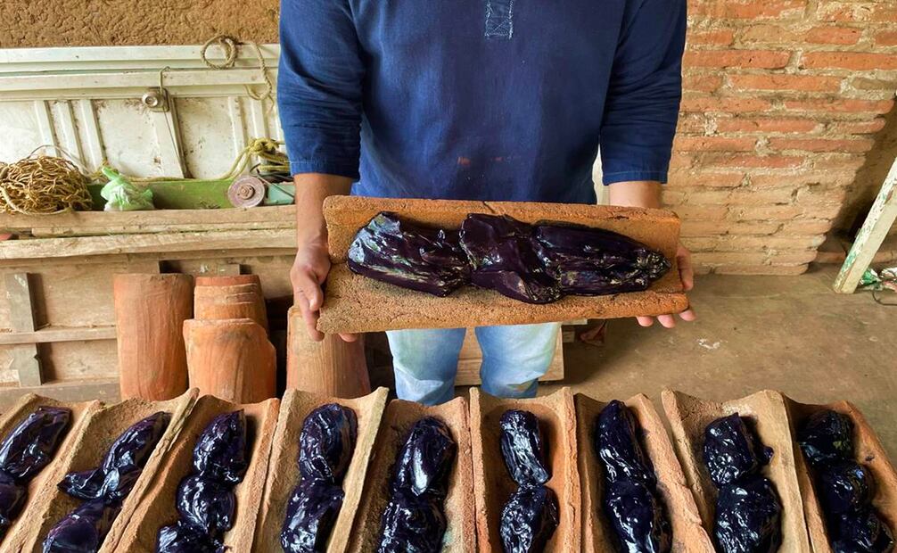 Por sus propiedades, el barro es excelente opción para secar la pasta del añil. El clima nublado o lluvioso sería el único riesgo para este paso de la fabricación. Foto: Paulino Toledo.