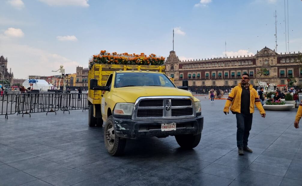 Instalan flores de cempasúchil en el Zócalo (29/10/2024). Foto: Frida Sánchez / EL UNIVERSAL