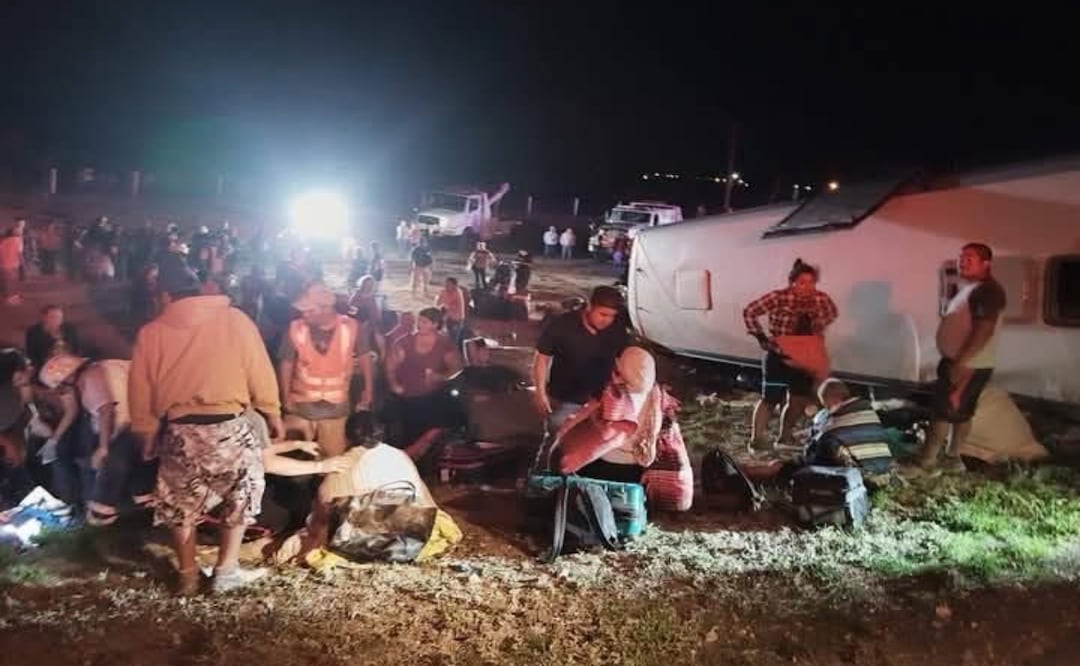 Fatal volcadura de autobús en carretera Matehuala; dos muertos y 17 heridos tras accidente. Foto: Especial