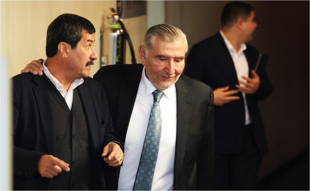 Javier Corral y Adán Augusto hablan en el Senado antes de la votación por la designación de la próxima titular de la CNDH. Foto: Diego Simón/EL UNIVERSAL