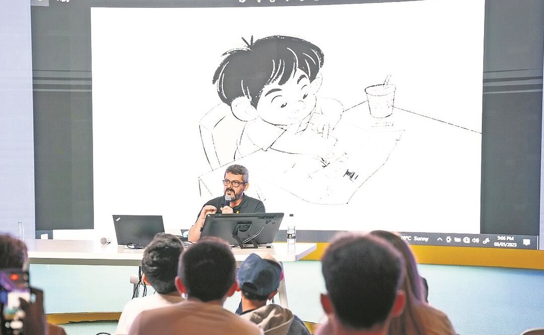 El artista brasileño Sandro Cleuzo, creador de personajes para Las locuras del emperador, durante su clase magistral en la primera Conferencia de Animación de Sharjah, en el marco de la 14ª edición del Festival de Lectura Infantil de Sharjah, en los Emiratos Árabes Unidos, Foto: Festival de Lectura Infantil de Sharjah