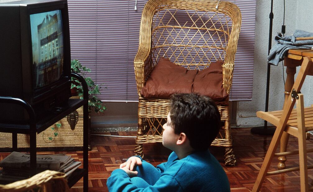 Antes del control remoto era normal, en especial para los niños, dejar atrás el sillón, para tener el televisor al alcance de la mano. Archivo EL UNIVERSAL.