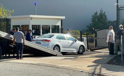Hombre estrella un vehículo contra la entrada del FBI en Pittsburgh y huye
