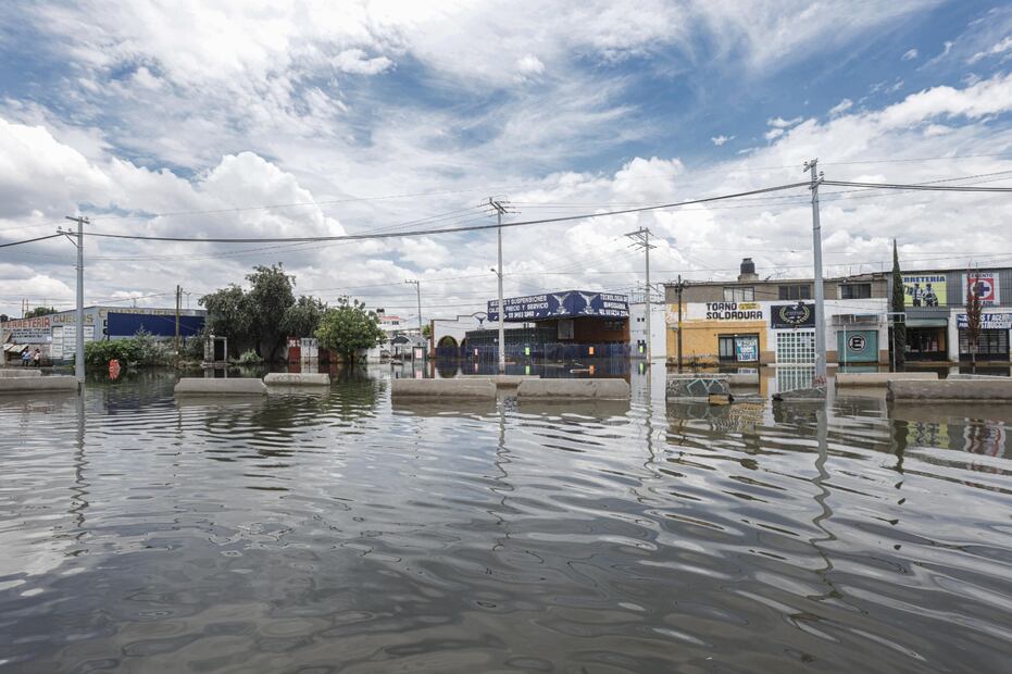 El agua en la colonia culturas no disminuye a pesar de la ayuda. Foto: Gabriel Pano / EL UNIVERSAL