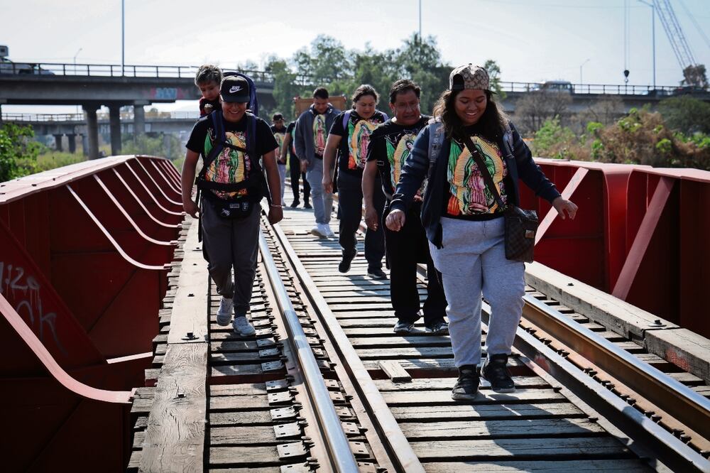 Caravanas de creyentes indican que la ruta les permite llegar rápido. Foto: de Luis Camacho. El Universal