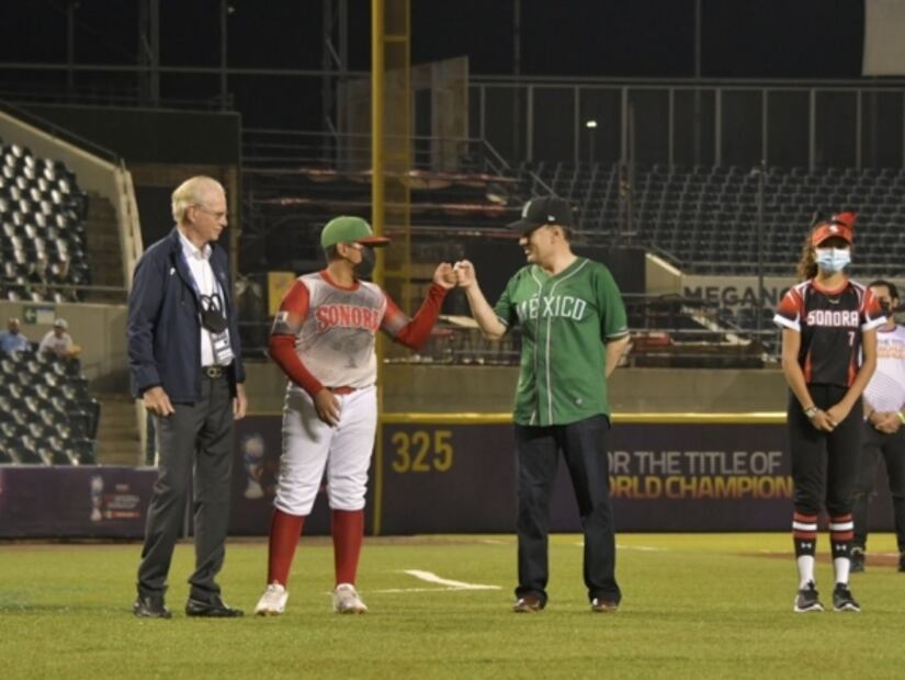 Lanza gobernador Durazo primera bola en jornada inaugural del Campeonato Mundial de Béisbol Sub-23 