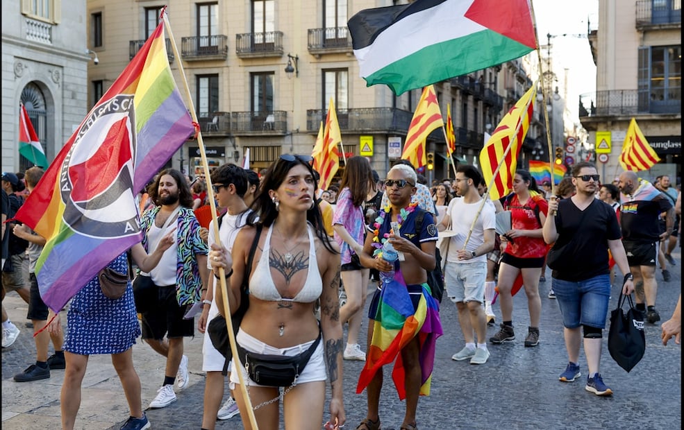 Activistas realizan una movilización alternativa del Orgullo en Barcelona, España, el 28 de junio de 2025. Foto: EFE