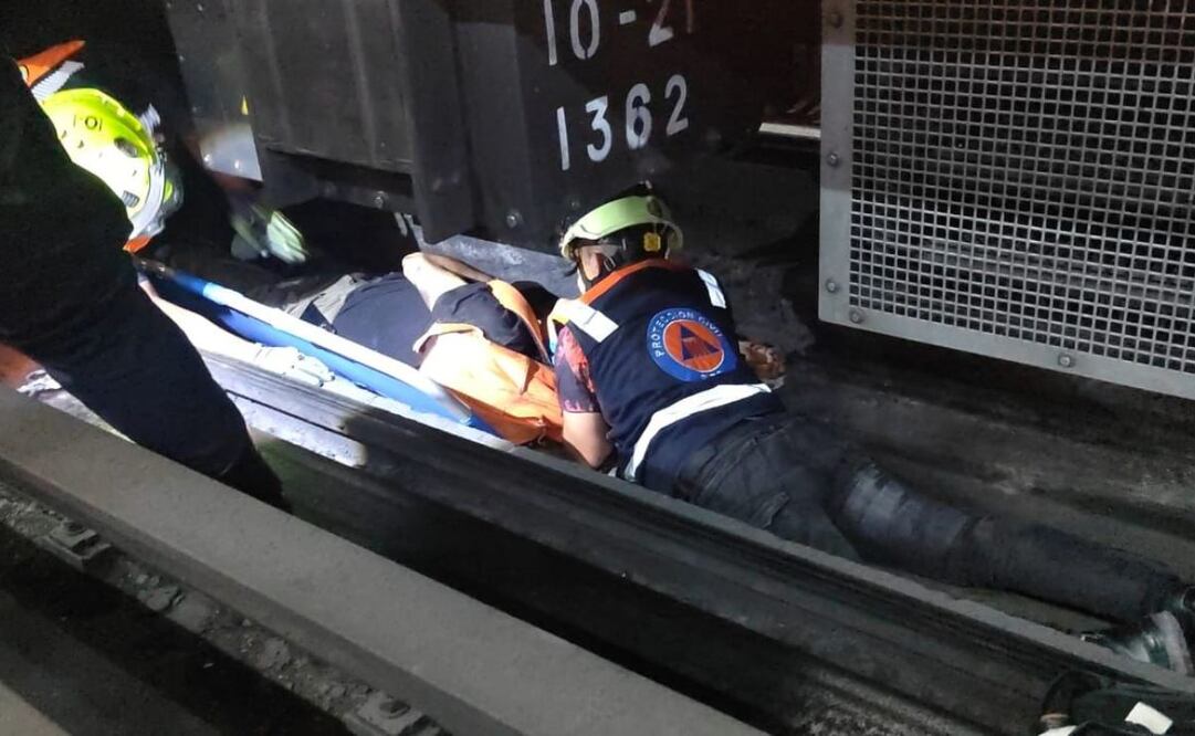Rescatan a hombre de las vías de metro Mixcoac