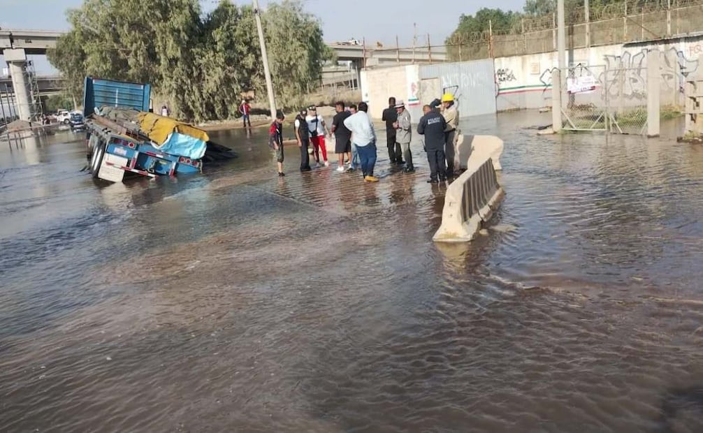 El gobierno municipal de Tultepec activó desde ayer, nueve camiones tipo cisterna para suministrar el vital líquido a las viviendas. Foto: Especial