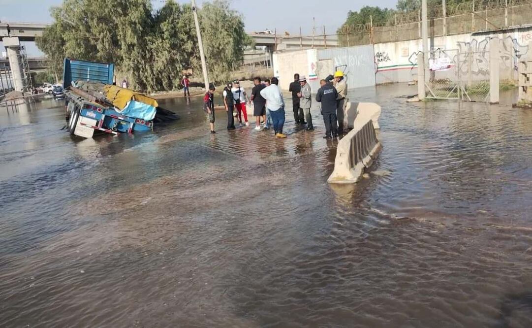 El gobierno municipal de Tultepec envió desde ayer, nueve camiones tipo cisterna para suministrar el vital líquido a las viviendas. Foto: Especial
