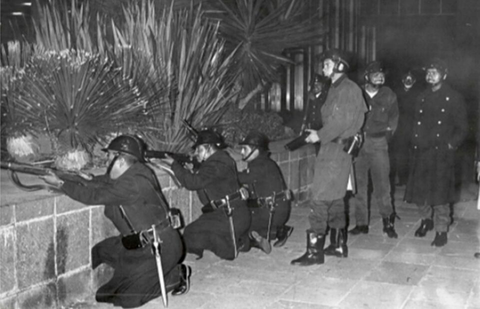 El ejército mexicano detuvo y golpeó brutalmente a estudiantes. Foto: UNAM