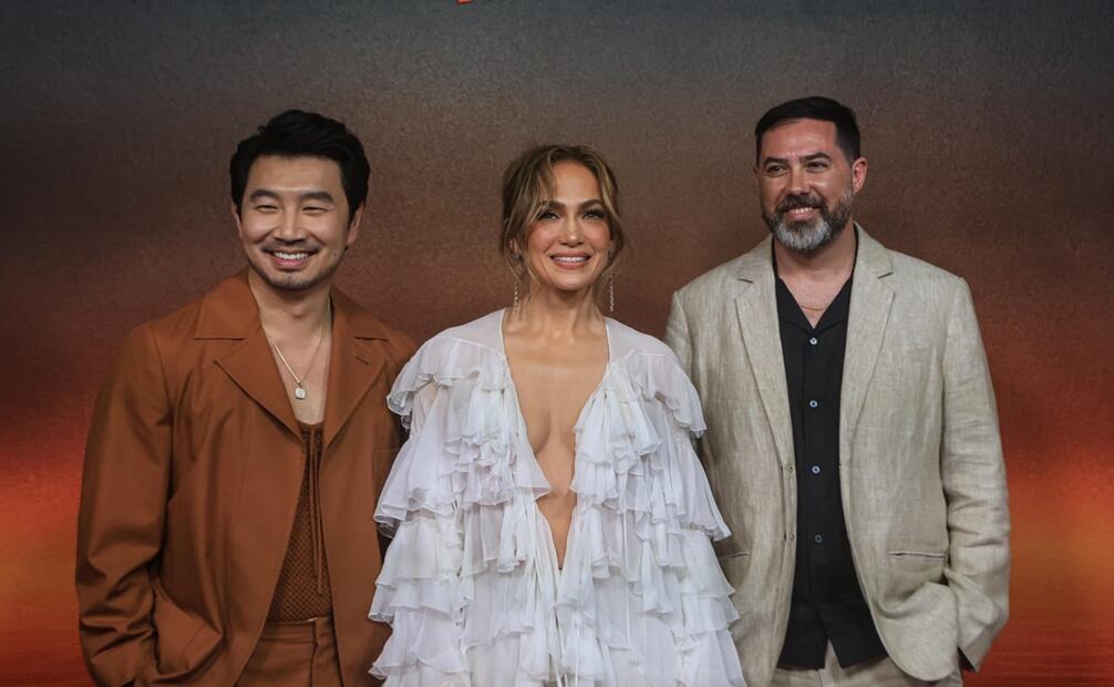 Simu Liu, Jennifer Lopez y el director, Brad Payton en la premiere en México de la cinta Atlas. Foto: Gabriel Pano / EL UNIVERSAL.