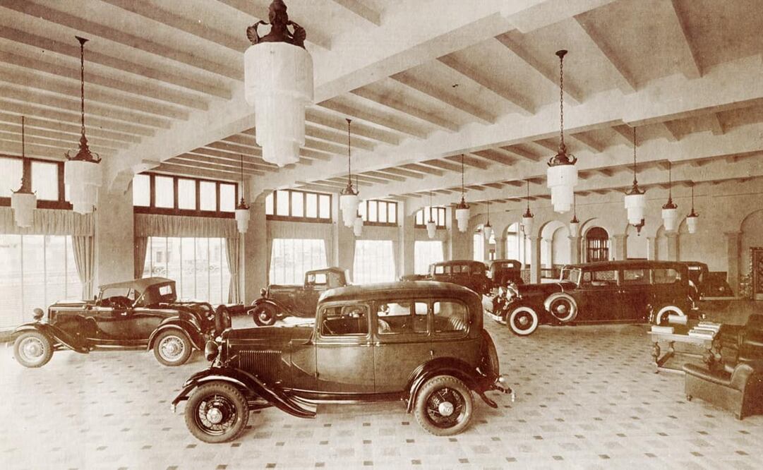 La sala de exhibición de los flamantes automóviles del año 1932 en la Planta Ford de La Villa. La foto fue tomada por Guillermo Kahlo, padre de la famosa Frida Kahlo. Libro “60 años de Ford en México”.