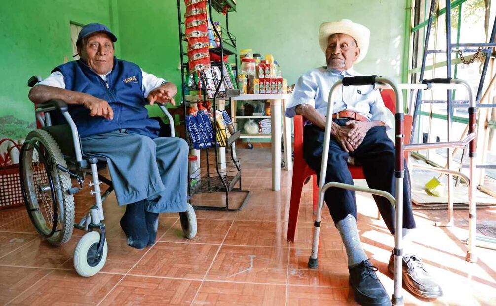 Los Cruz, Jerónimo de 75 años y Juan de 103, regresaron hace unas semanas a su casa ubicada en la calle Tlaxcaltecas, en la colonia Culturas de México, pero está en malas condiciones 20 de enero. Foto: Luis Camacho / EL UNIVERSAL