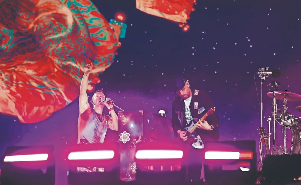 Con 54 conciertos, la banda británica se posicionó en segundo lugar. Coldplay recaudó 421 millones de dólares, atrayendo a más de 3.2 millones de asistentes. Su espectáculo, que se caracteriza por su ya conocido mensaje ambiental y visuales coloridos, continuará en 2025. Foto: DE  DIEGO SIMÓN SÁNCHEZ. EL UNIVERSAL