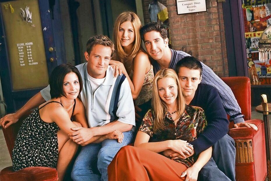  Adiós, amigo. Matthew Perry    es hallado  muerto  en un jacuzzi