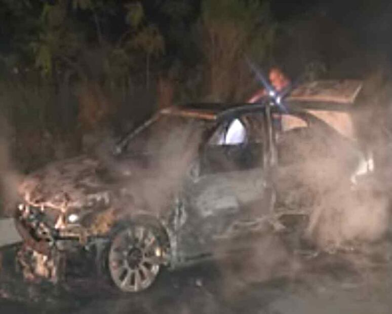 Vehículo hallado incendiándose sobre la carretera que va de Lagos de Moreno a Encarnación de Díaz; en su interior había restos humanos  Foto: Especial