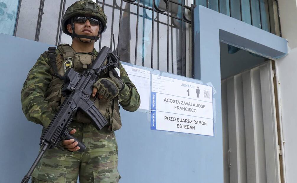 Un soldado vigila una estación de polen durante el referéndum propuesto por el presidente Daniel Noboa para respaldar nuevas medidas de seguridad destinadas a acabar con las bandas criminales. Foto: AP