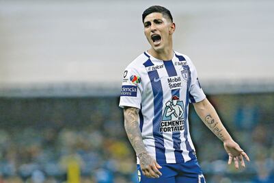 Víctor Guzmán es baja de la Selección