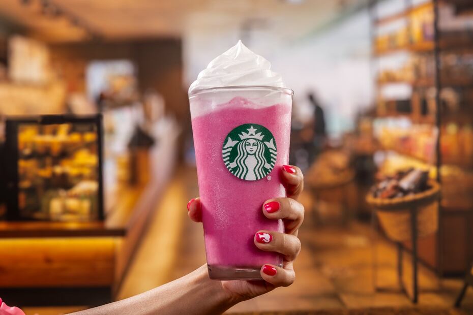 Barbie Frapuccino es una mezcla de frambuesa y pitahaya, coronada con crema batida, disponible en el menú de edición limitada. Foto: Cortesía Starbucks