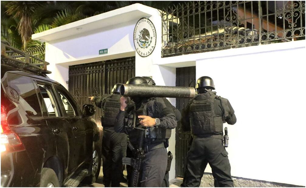 Las fuerzas especiales de la policía ecuatoriana entran en la embajada de México en Quito para arrestar al ex vicepresidente de Ecuador, Jorge Glas. Foto: AFP