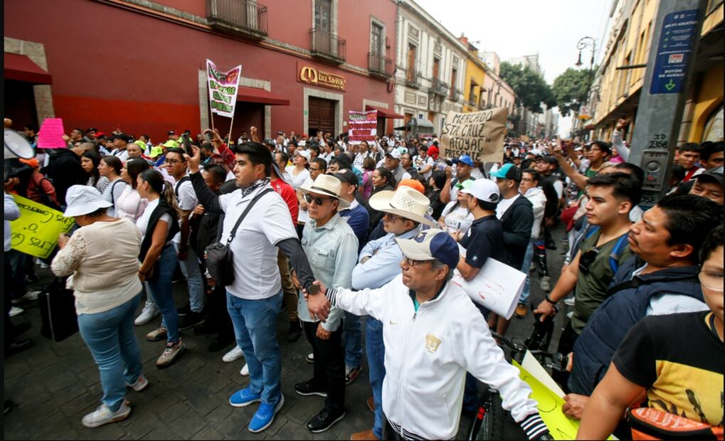 Locatarios de distintos mercados públicos de la capital marcharon al Congreso capitalino, para exigir a los diputados "un alto al abasto popular". Foto: Darío Luna/EL UNIVERSAL