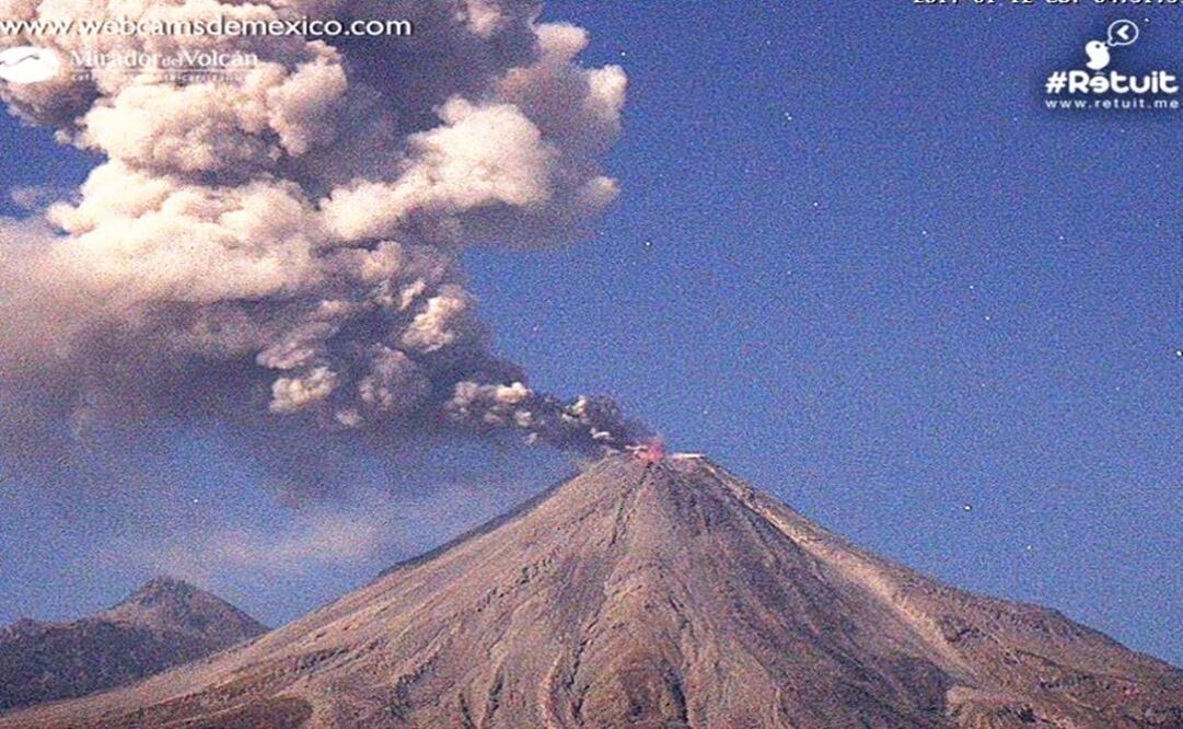 Volcán de Fuego emite fumarola de dos kilómetros