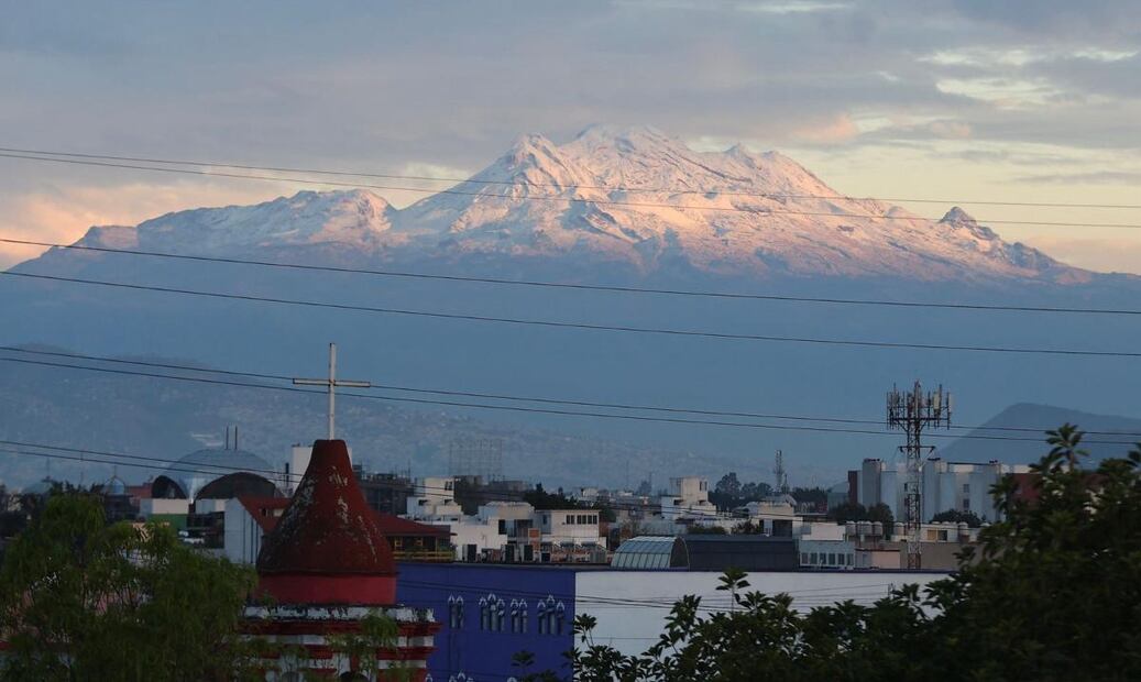 A través de redes sociales, varias personas compartieron fotografías del ‘Popo’ y el ‘Izta’ bañados de nieve debido a las bajas temperaturas, 12 de enero de 2025. Foto: Berenice Fregoso