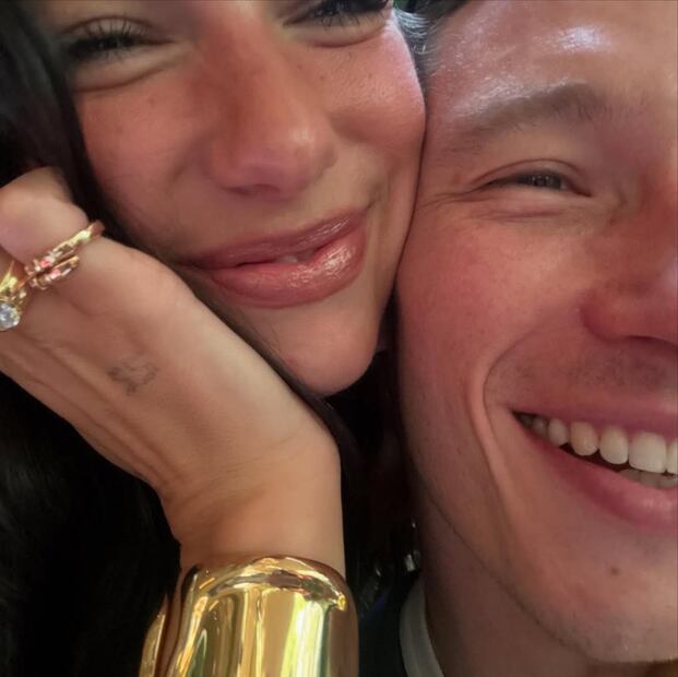 Callum Turner consultó a sus amigas y hermana antes de mandar a hacer la joya. Foto: Especial. Instagram @dualipa