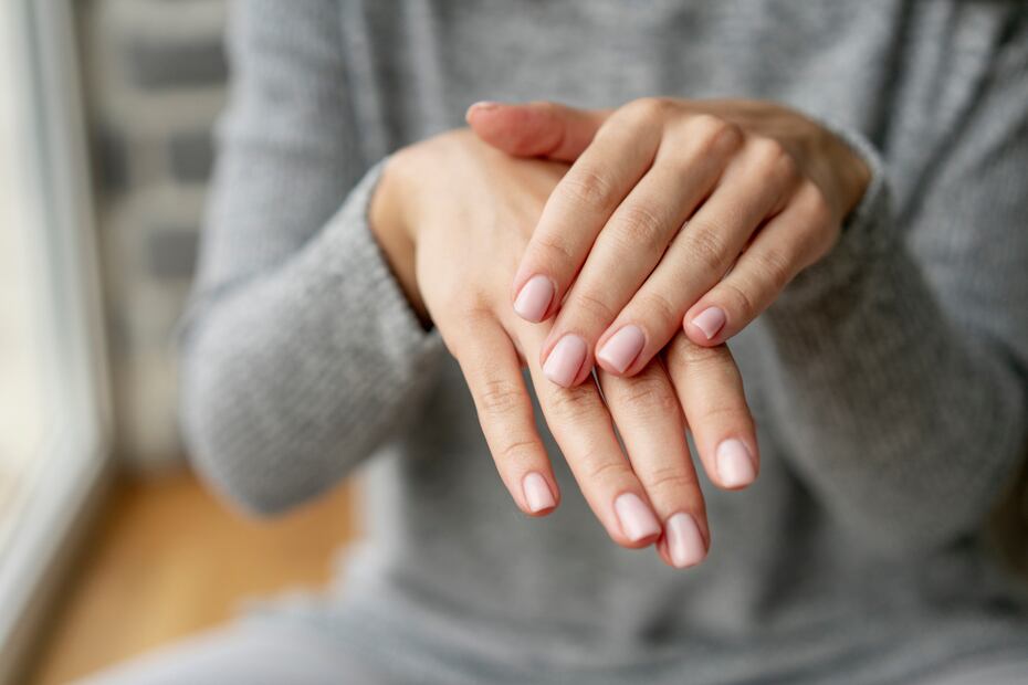 Cuidar las cutículas contribuye al crecimiento saludable de las uñas. Foto: Freepik