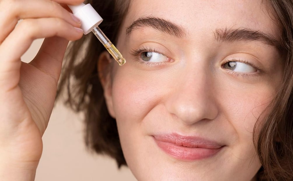 Aplica esta mascarilla una vez por semana para mantener la piel uniforme y luminosa. Foto: Freepik