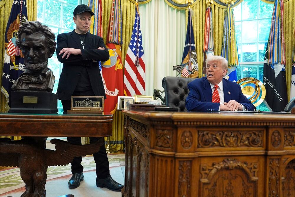 El presidente Donald Trump habla durante una conferencia de prensa con Elon Musk en la Oficina Oval de la Casa Blanca, en Washington. Foto: AP