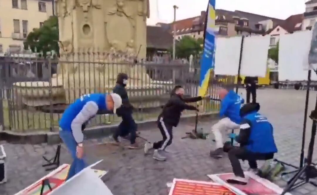 Un hombre armado con un cuchillo ataca a una persona en un stand informativo y después a quienes acudieron en su ayuda, incluido un policía. Foto: X @AlertaMundoNews