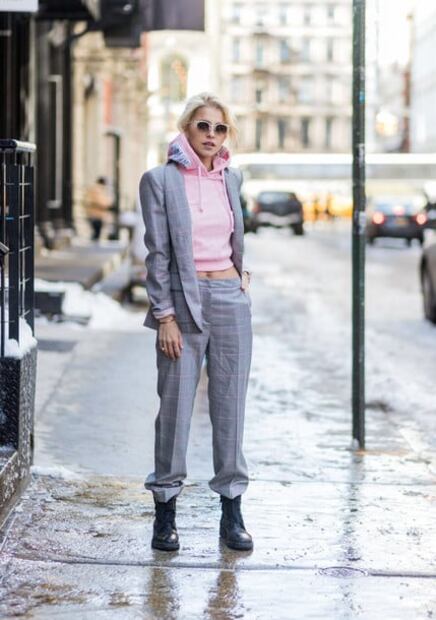 Alerta tendencia: Traje con botas para triunfar en la oficina... ¿o no?