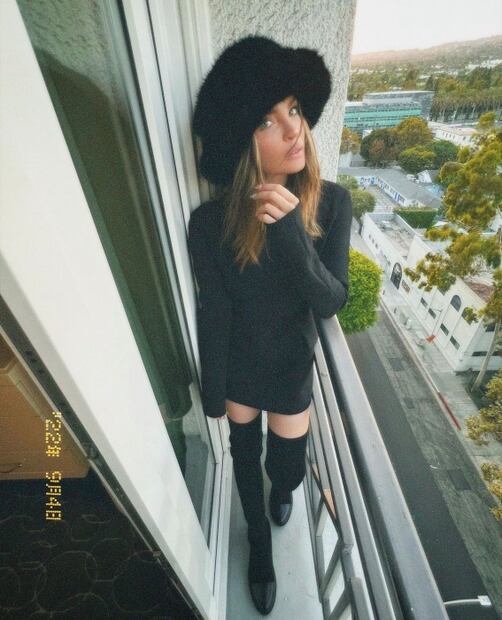 Belinda impacta en look total black con minivestido y botas altas