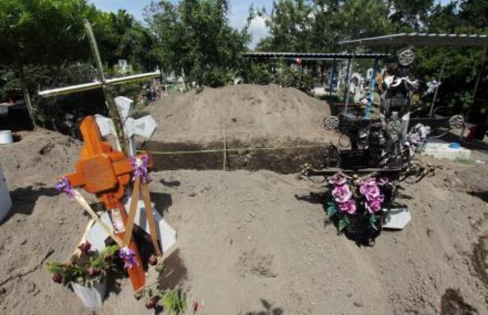 "Es la primera vez que viene tanto muerto", dicen en panteón de Atzala, Puebla